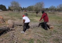 Infractores cívicos ayudan a limpiar El Chamizal para Pascua; justicia restaurativa en acción