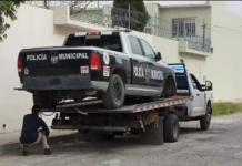 Encuentran patrulla abandonada y sin llantas delanteras en la colonia La Joya