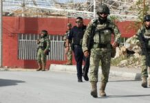 Hallan cuerpo de hombre dentro de un automóvil en la colonia Nueva Galeana