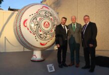 Develan esfera monumental de Mata Ortiz en el Consulado General de México en El Paso
