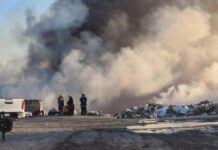 Sin extinguirse incendio en basurero clandestino de Los Kilómetros en Ciudad Juárez