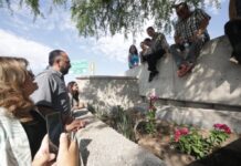 Ortiz Orpinel planta una bugambilia para iniciar rescate de áreas verdes en la Presidencia de Ciudad Juárez